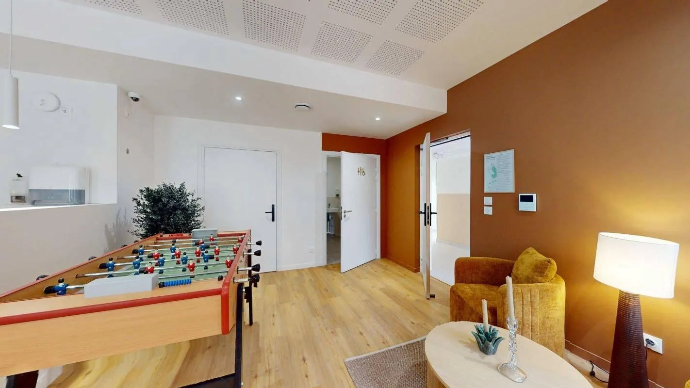 Séjour commun avec fauteuils et rangements