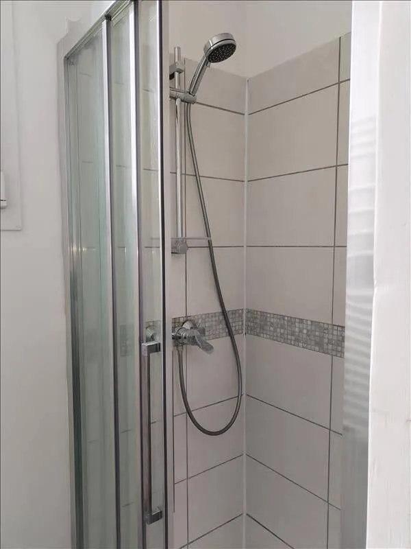 Salle d'eau avec douche et faïence