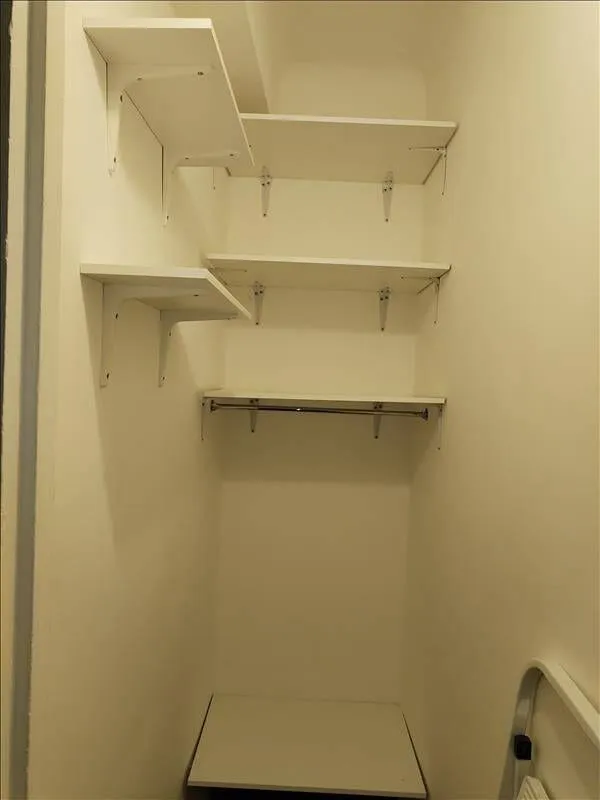 Étagères de rangement du studio