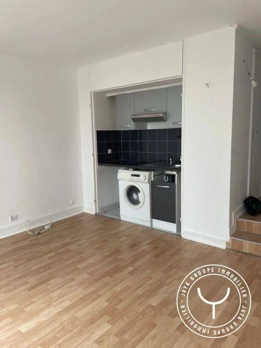 Séjour avec parquet et fenêtre