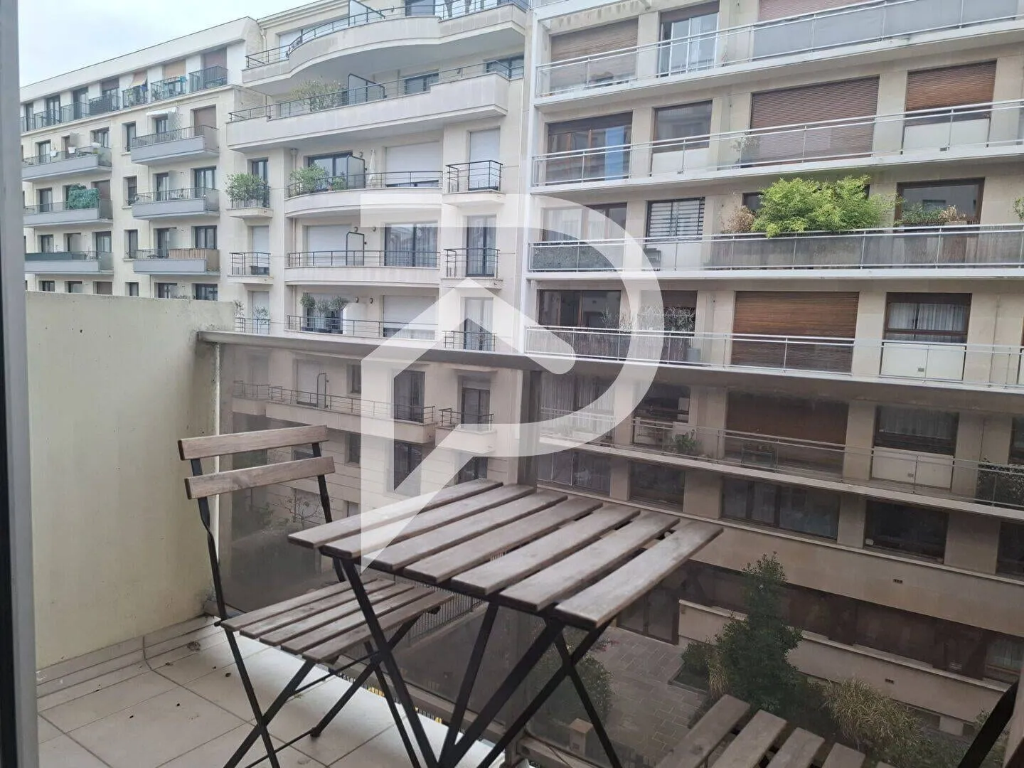 Balcon avec table et vue sur la résidence