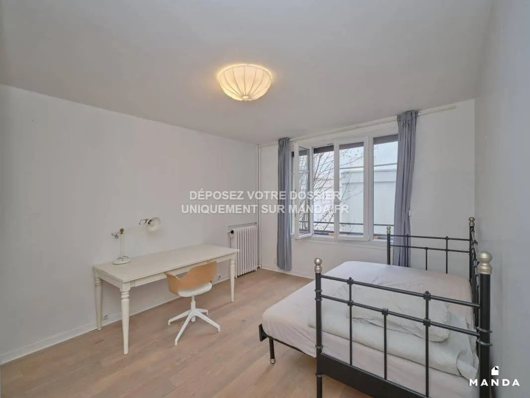 Pièce principale avec bureau et lit