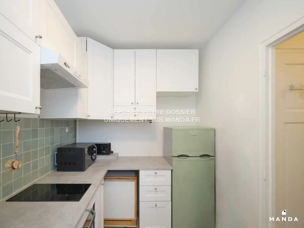 Cuisine séparée avec plaques et rangements