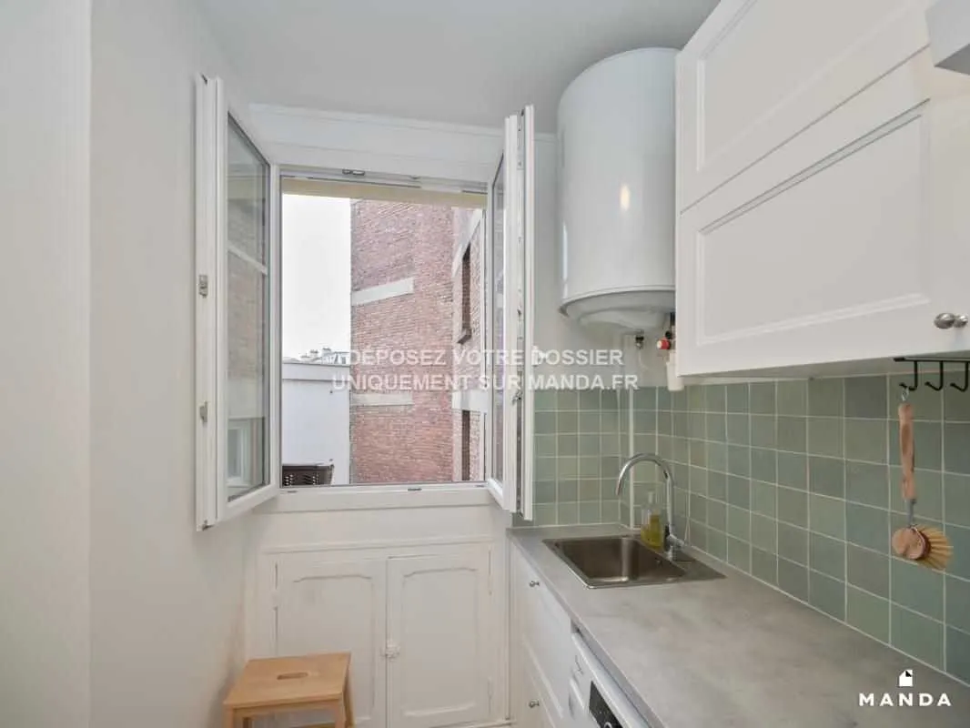 Coin buanderie avec lave-linge