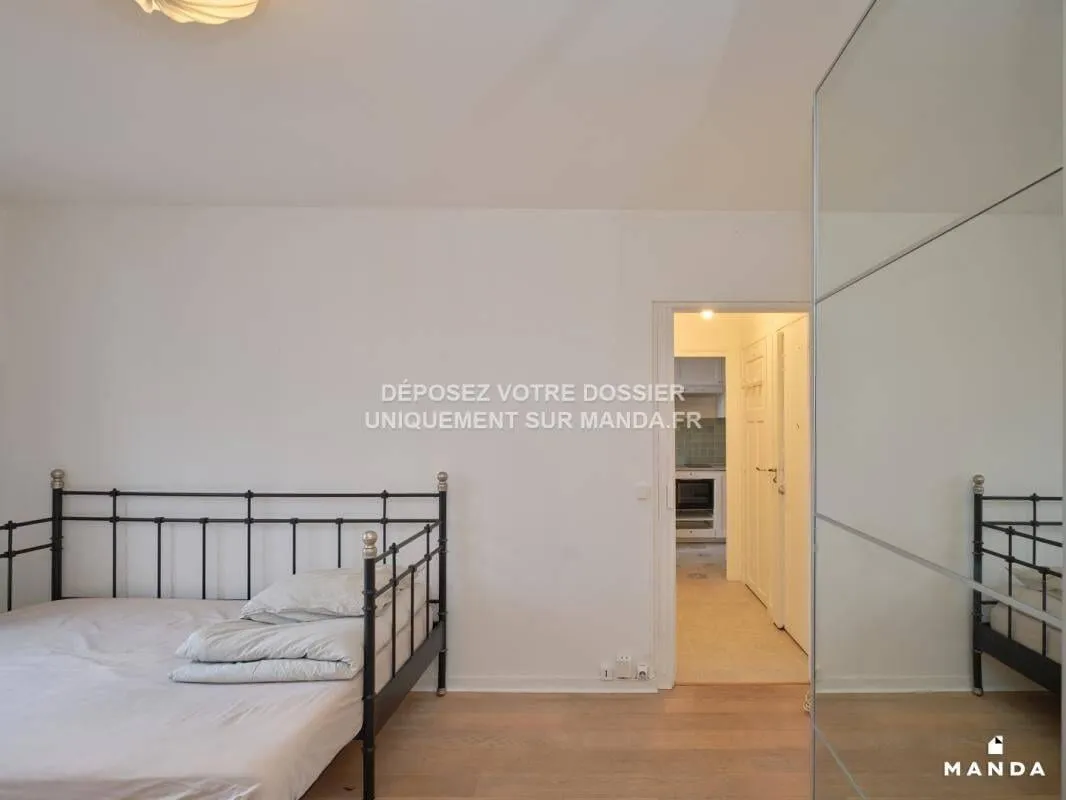 Salle de bains avec lavabo et fenêtre