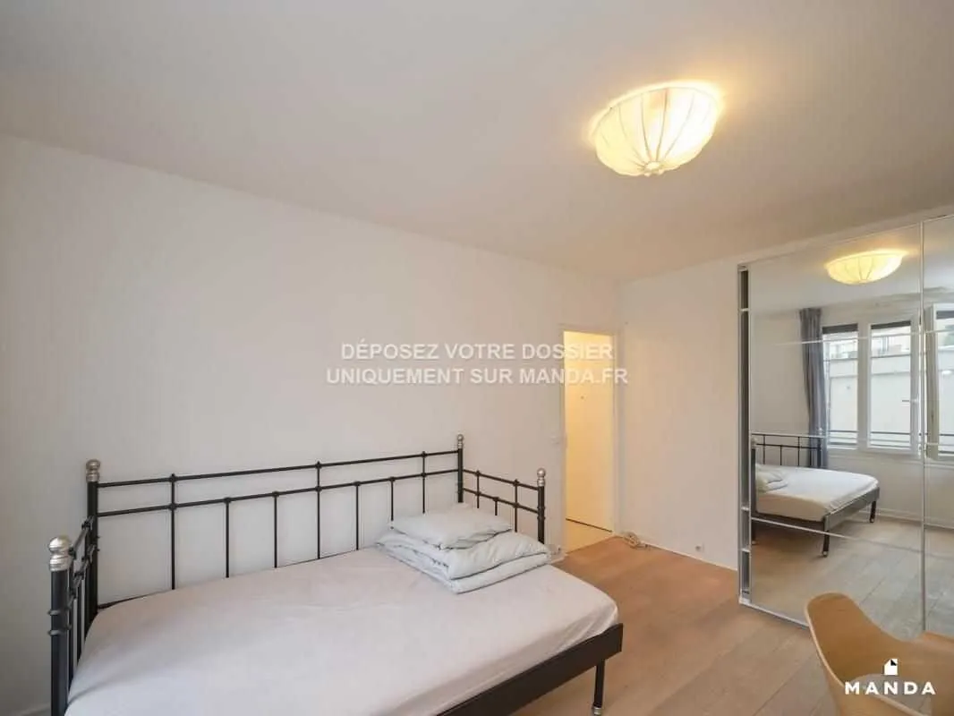Chambre avec lit double et armoire