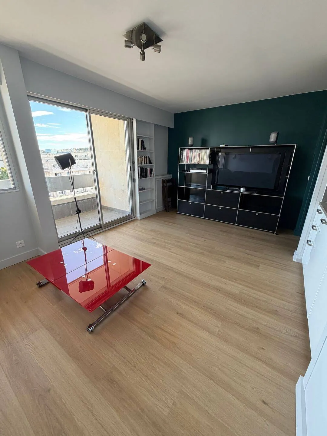 Séjour avec parquet et rangements