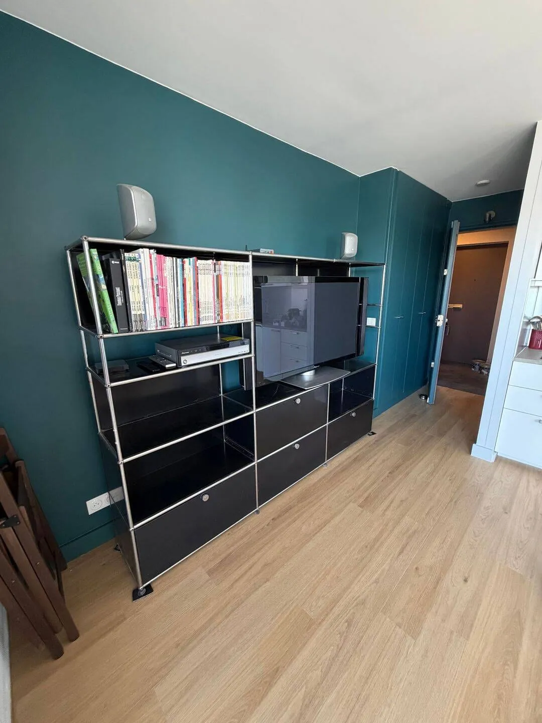 Espace de vie avec bibliothèque