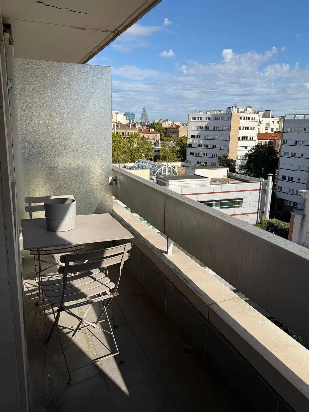 Balcon avec table et chaises