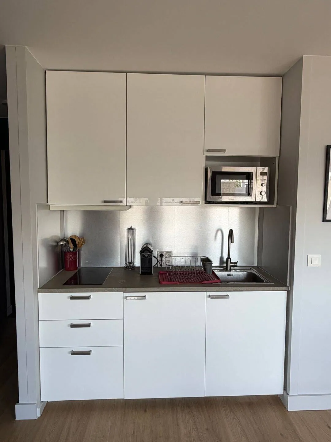Kitchenette équipée avec micro-ondes