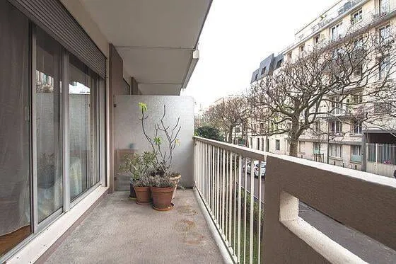 Terrasse avec plantes et vue sur la rue