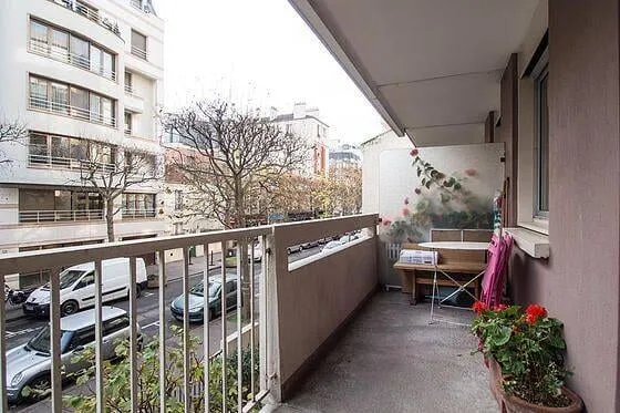 Terrasse aménagée le long de la façade