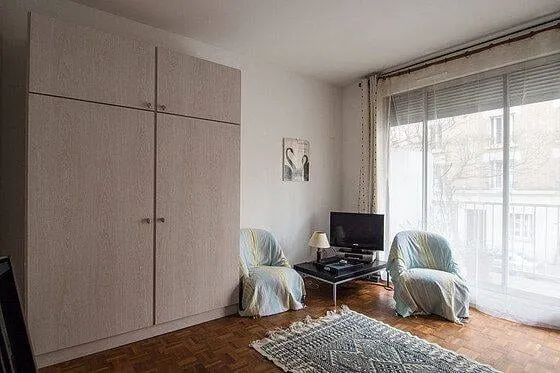 Chambre avec armoire et fenêtre