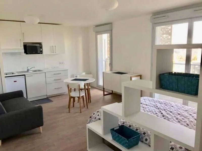 Pièce de vie avec coin repas et couchage