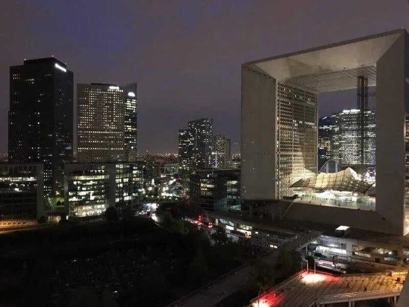 Vue nocturne sur les tours de La Défense