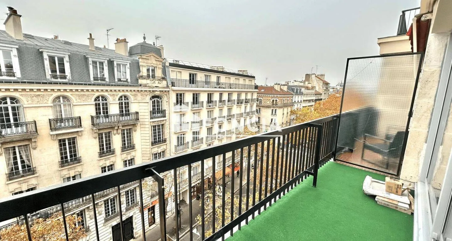 Balcon avec vue sur les immeubles voisins