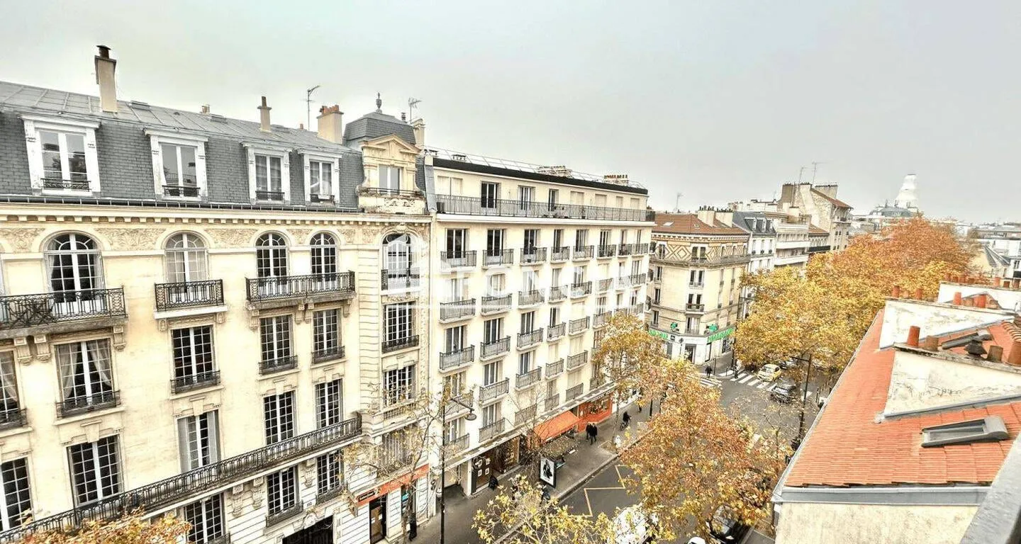 Pièce de vie avec parquet et grandes fenêtres