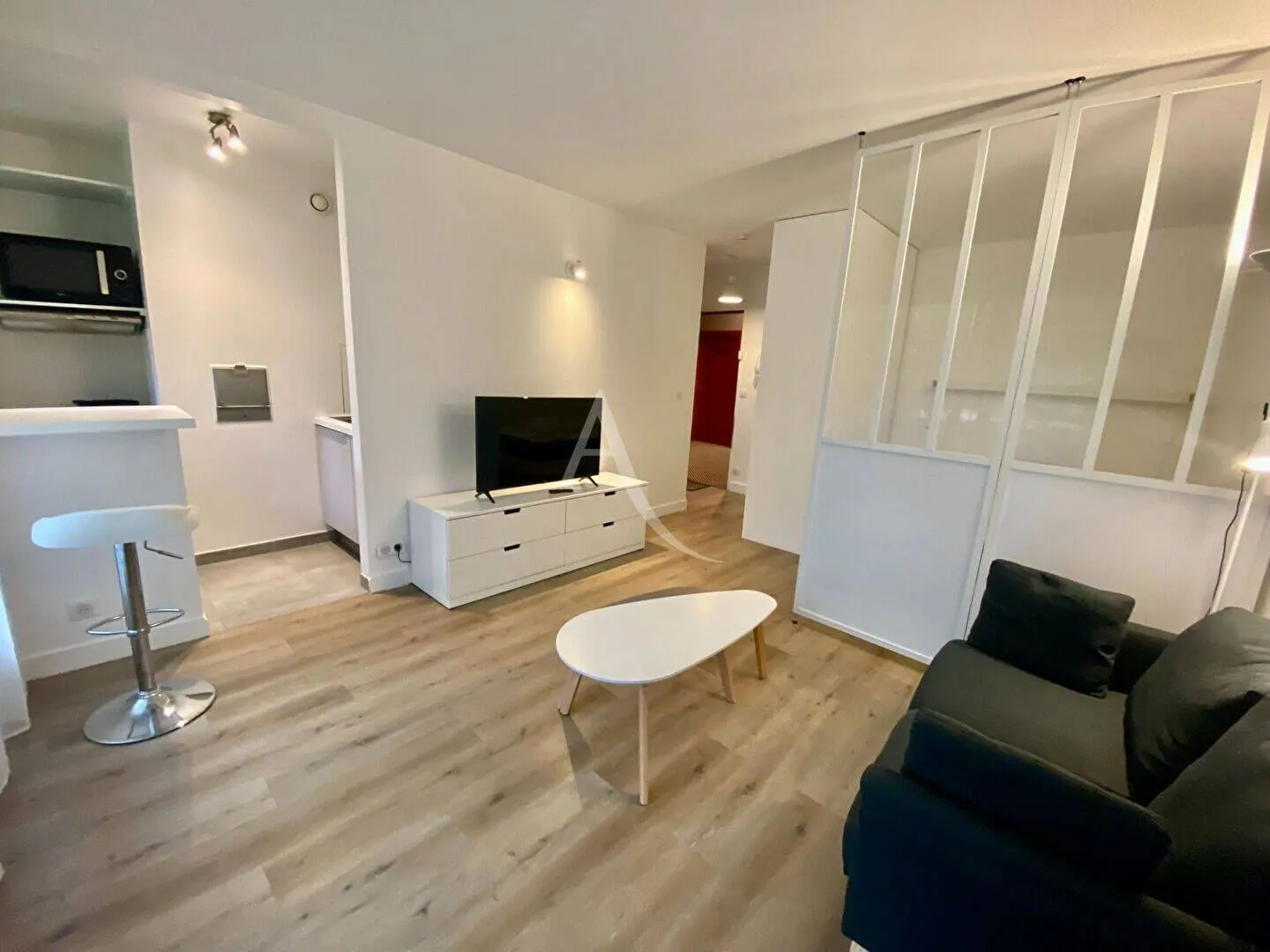Pièce de vie avec canapé et table basse