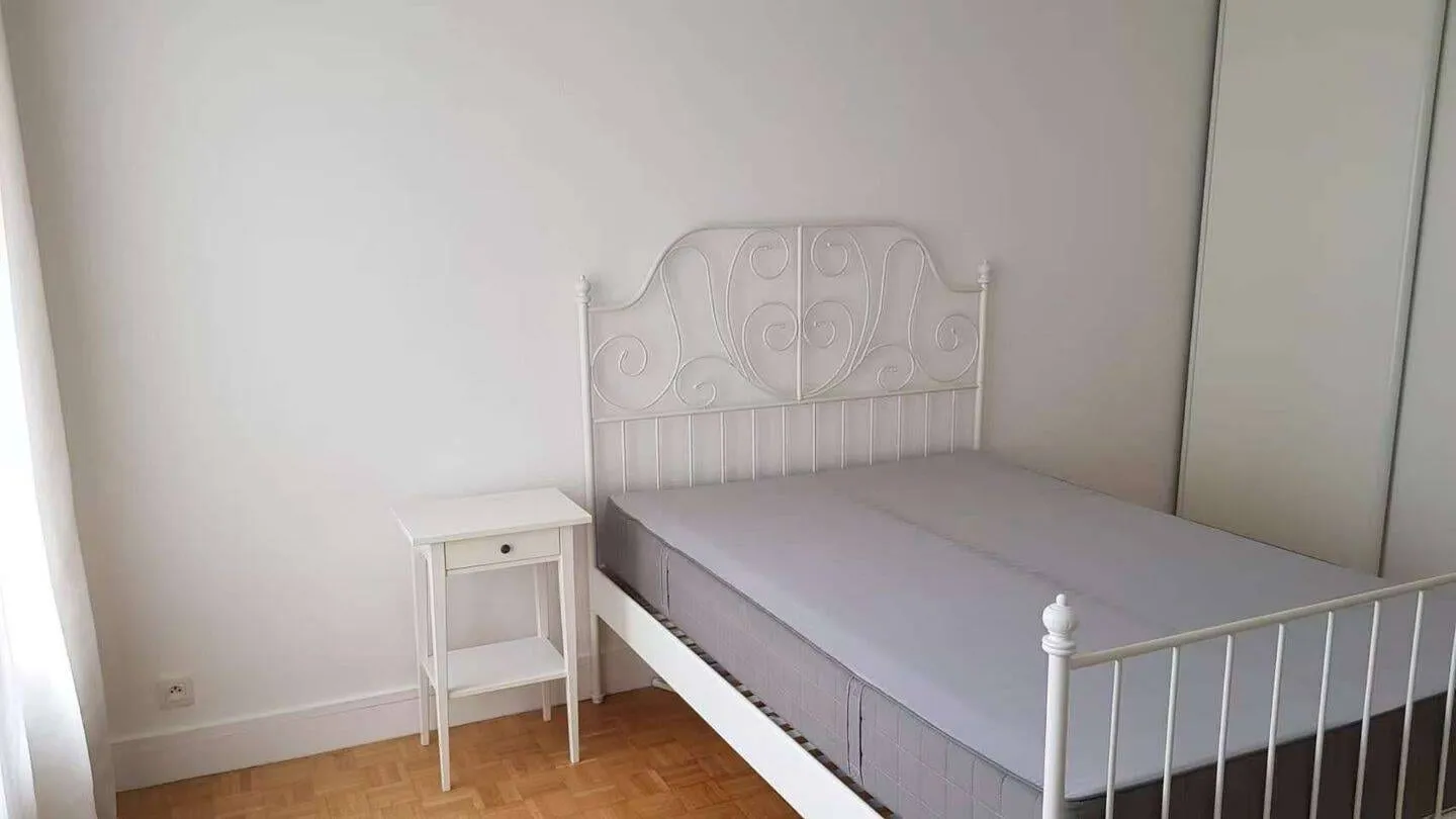 Chambre avec lit et tête de lit en fer forgé