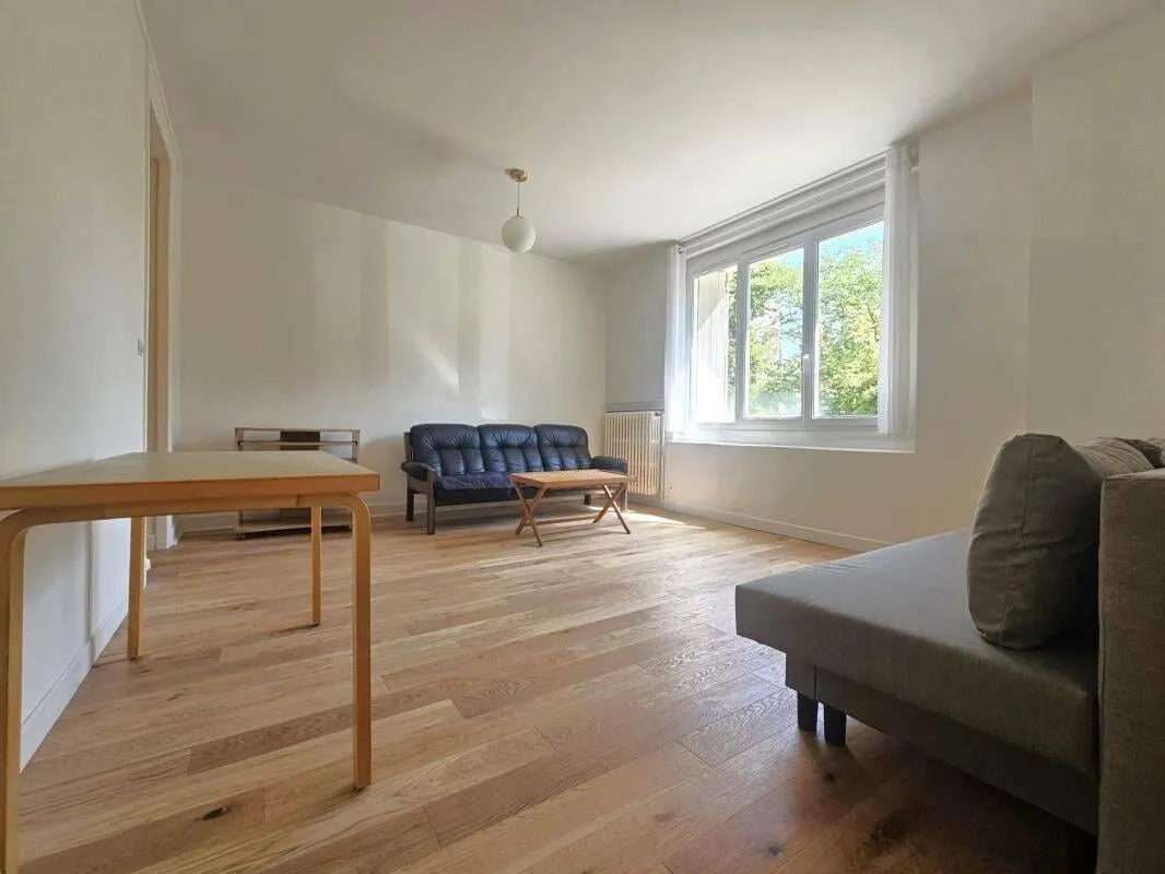 Séjour meublé avec table et chaises