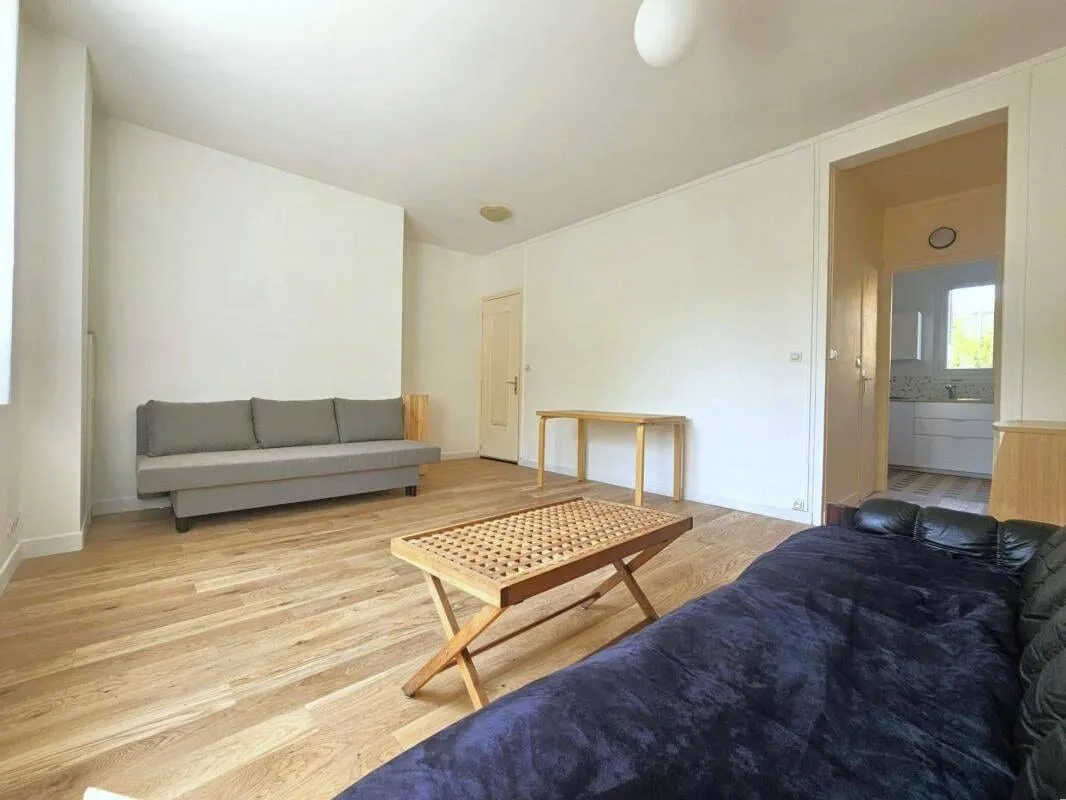 Pièce de vie avec canapé et table basse