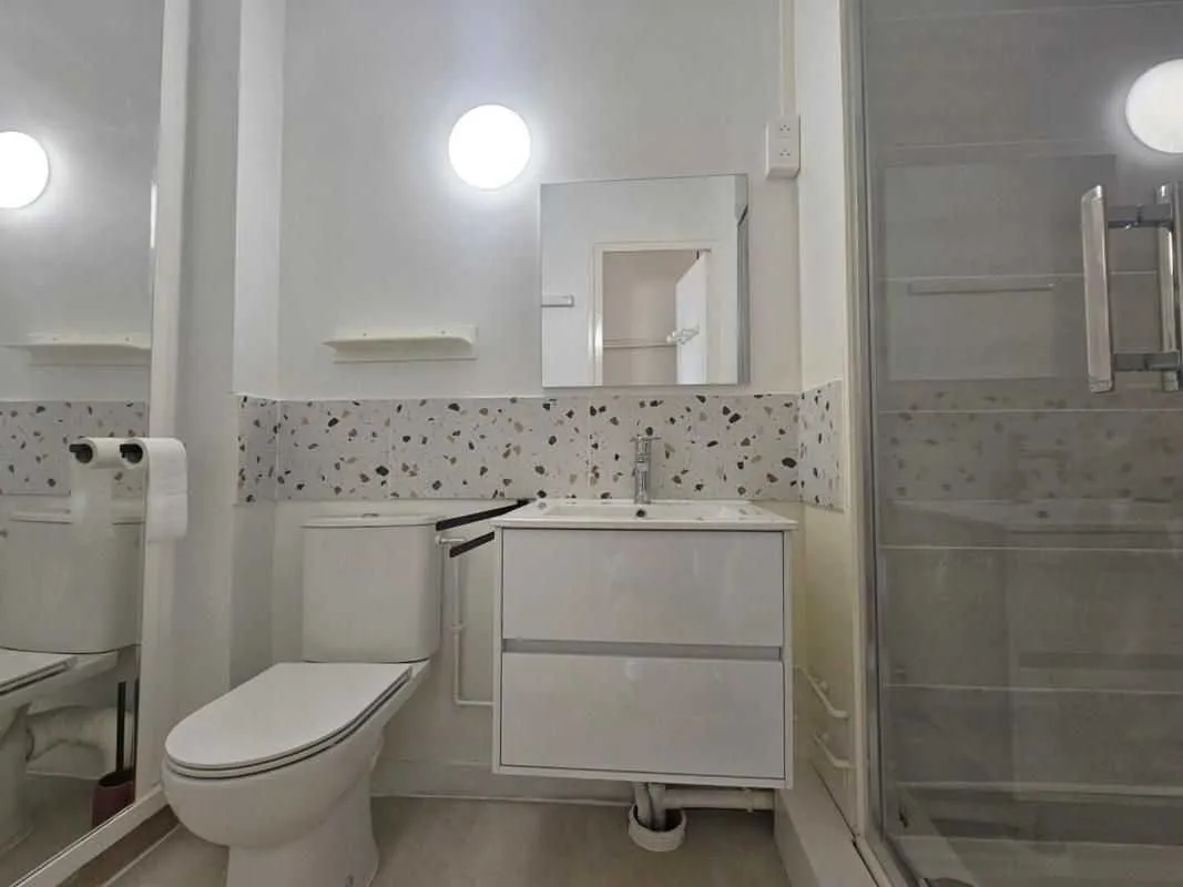 Salle d'eau avec WC et lavabo