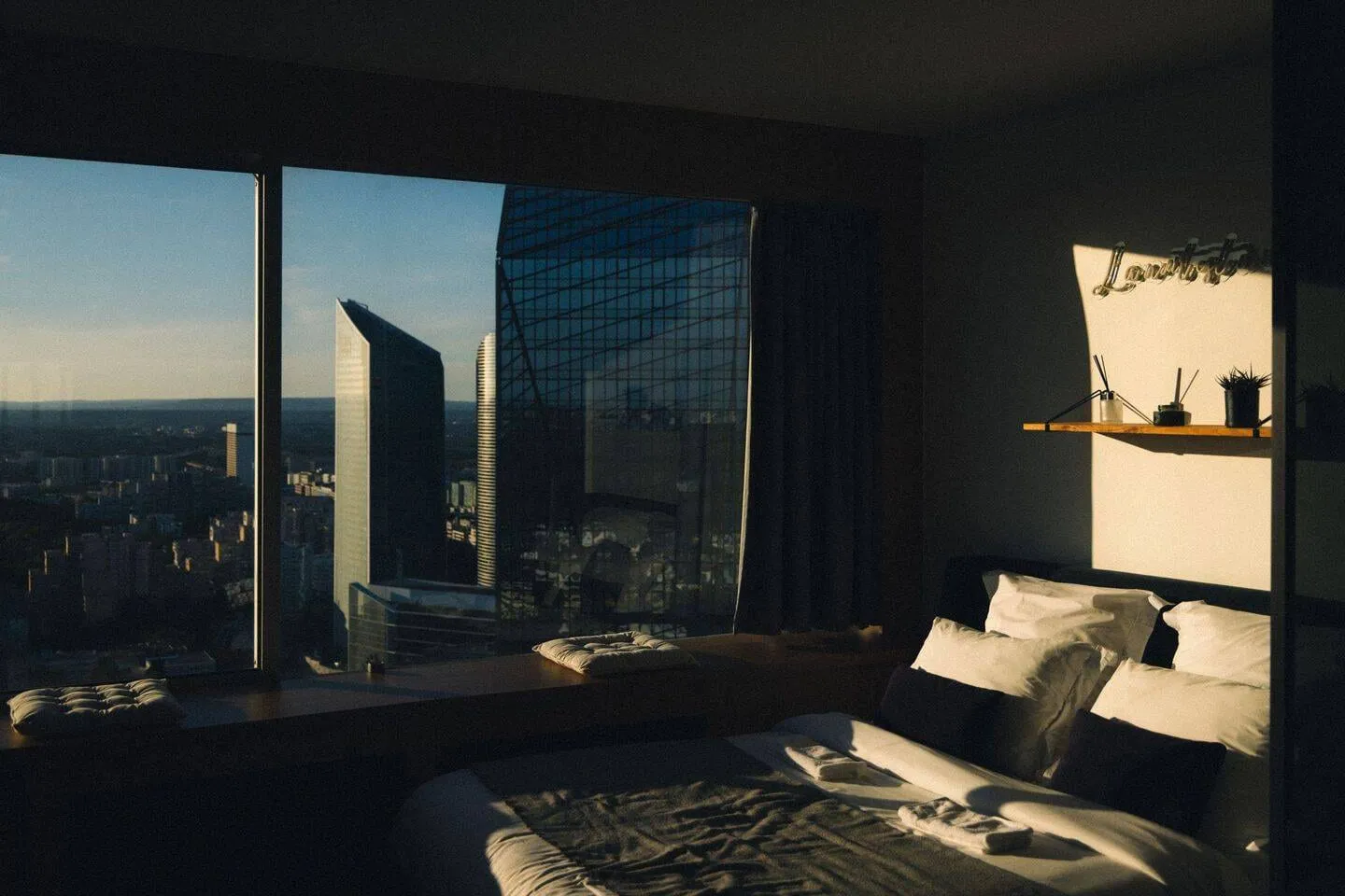 Chambre avec baie vitrée et vue sur la ville