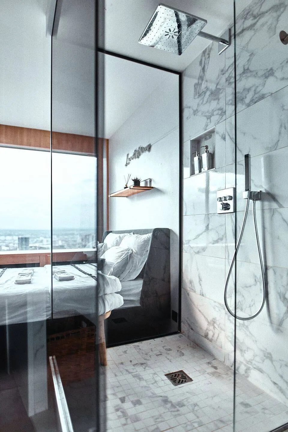 Douche vitrée ouvrant sur la vue