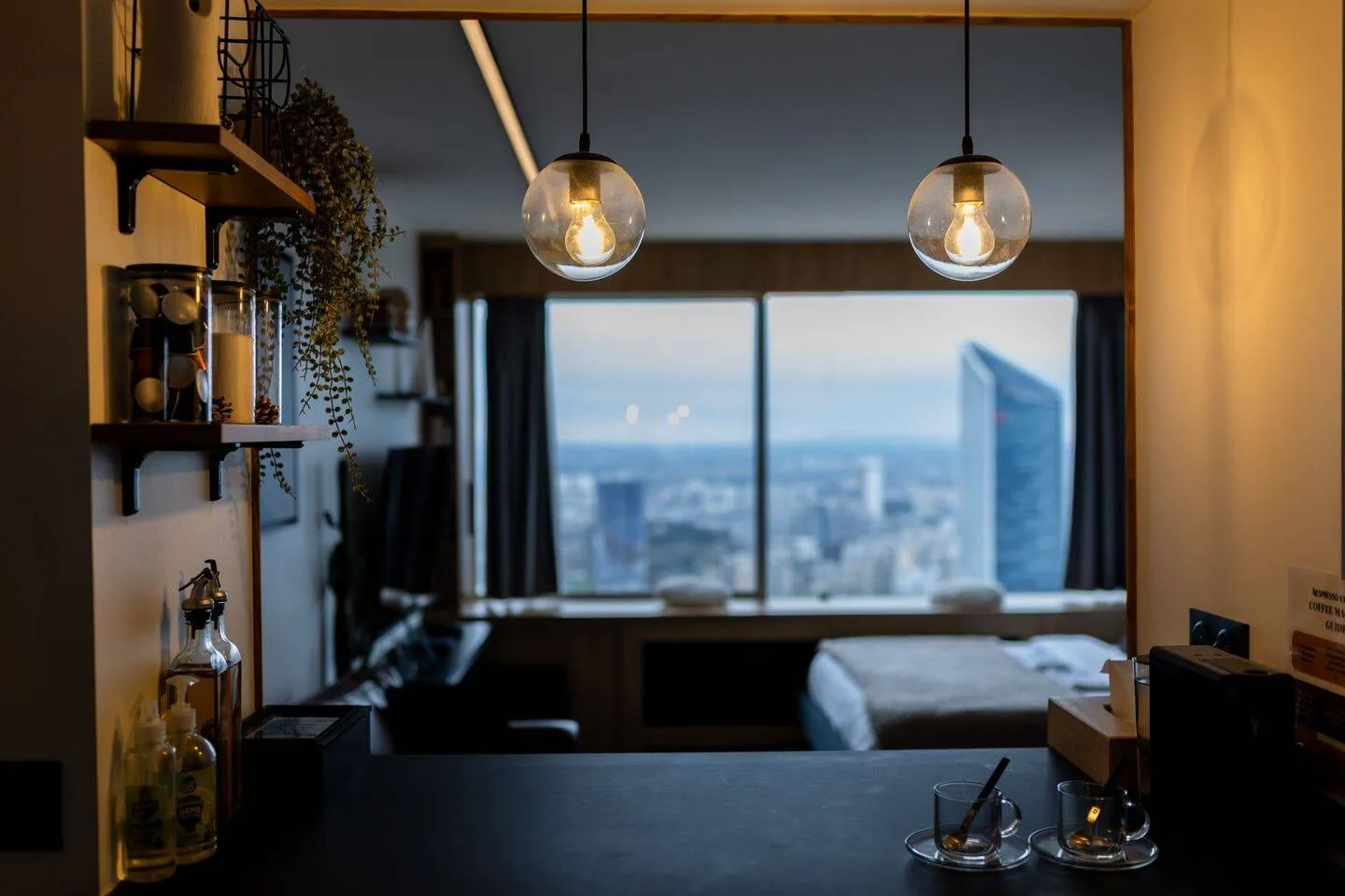 Coin cuisine avec bar et suspensions