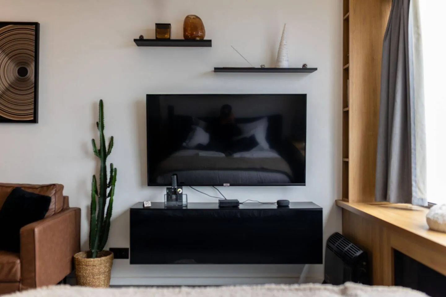 Séjour avec télévision et rangements