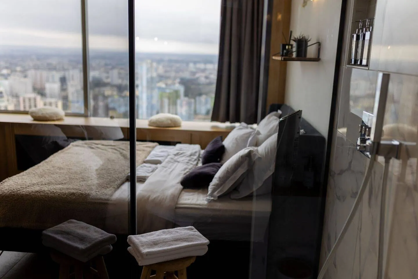 Couchage et douche vitrée de la suite