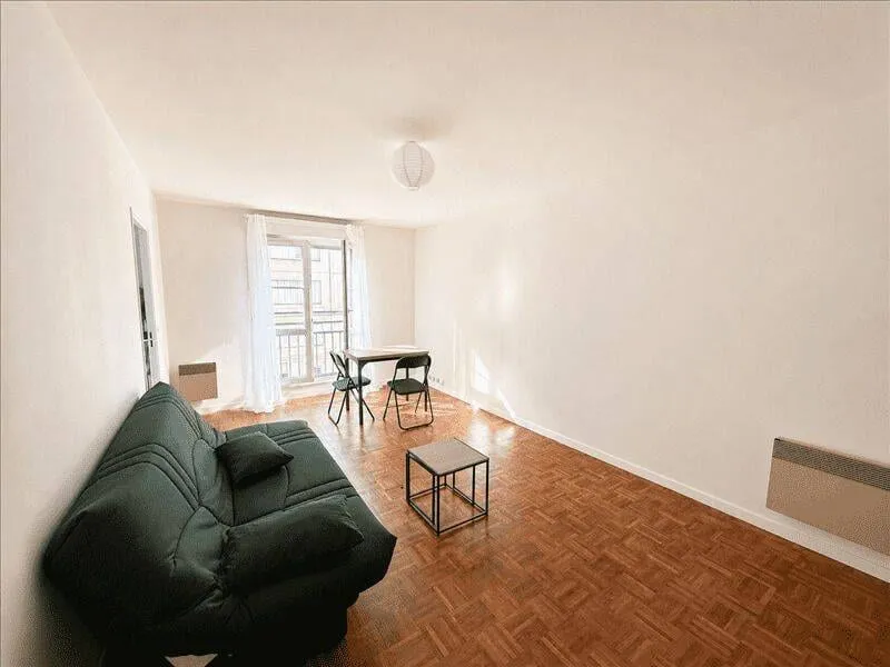 Pièce de vie avec parquet et fenêtre