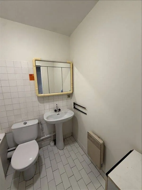 Salle de bains avec lavabo et miroir