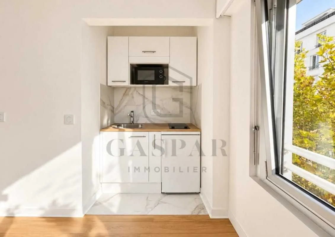 Kitchenette avec micro-ondes et rangements