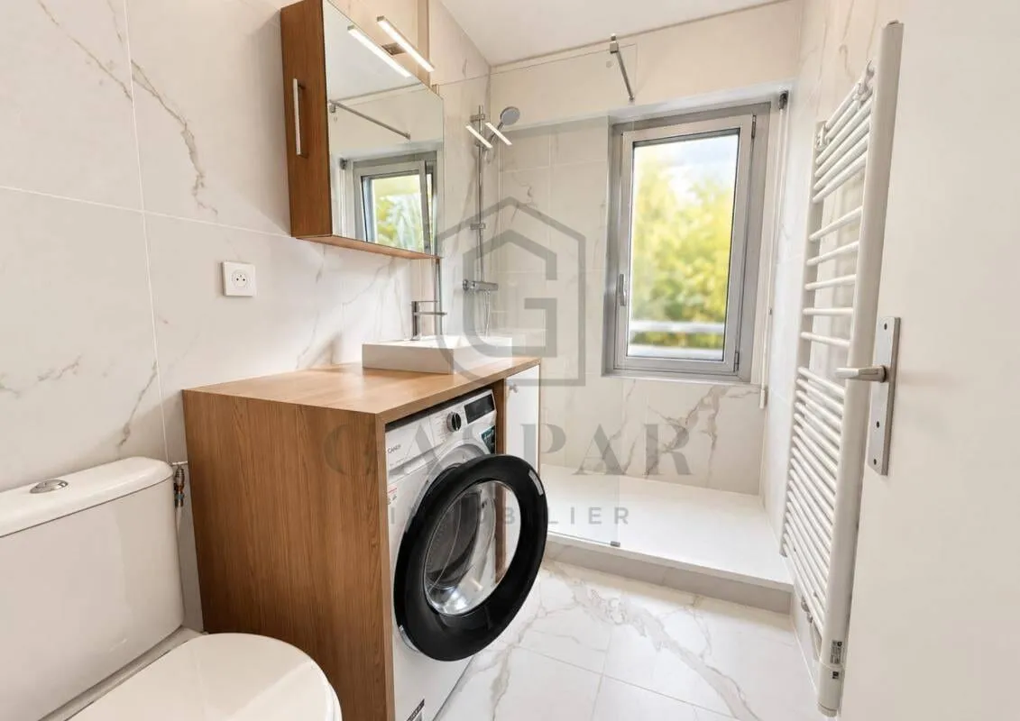 Salle d'eau avec plan vasque et lave-linge