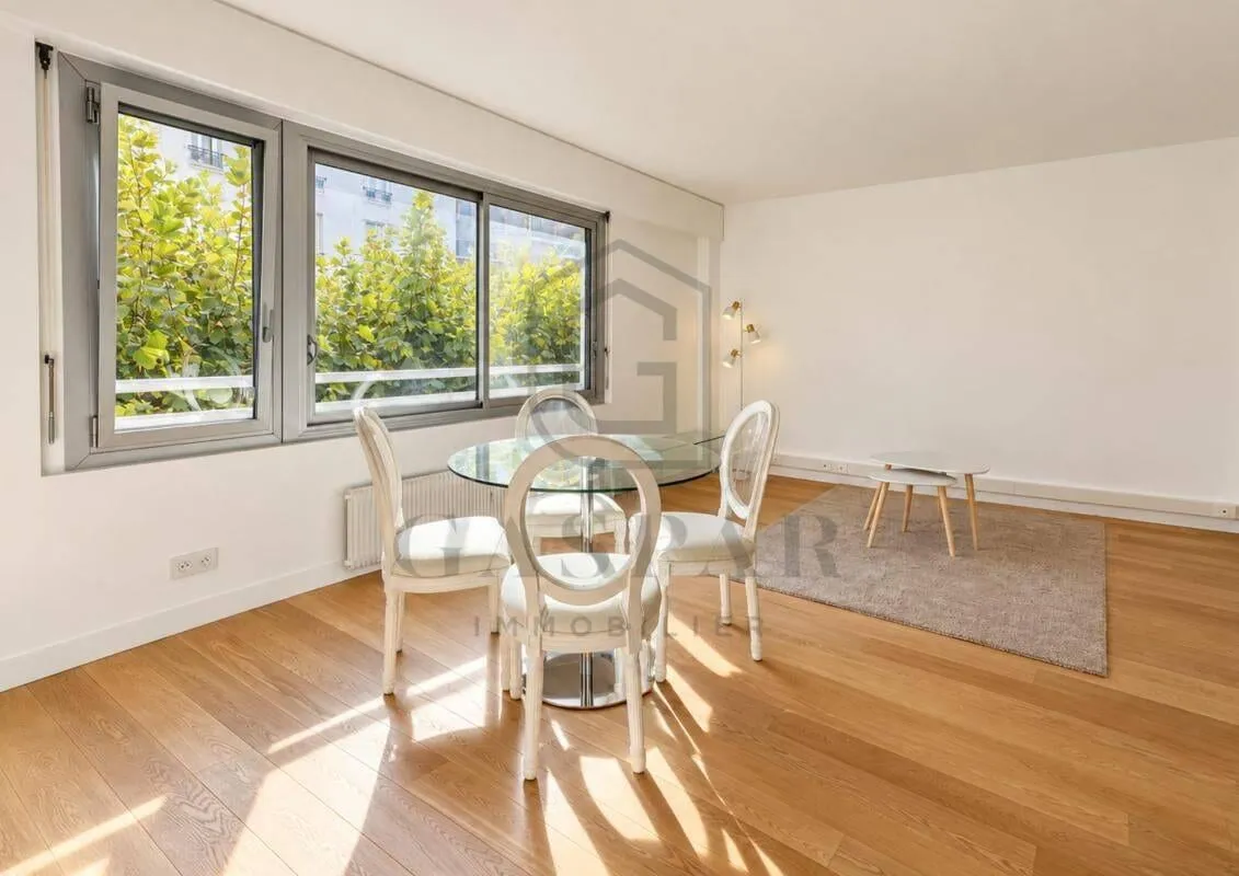 Coin repas avec table et chaises