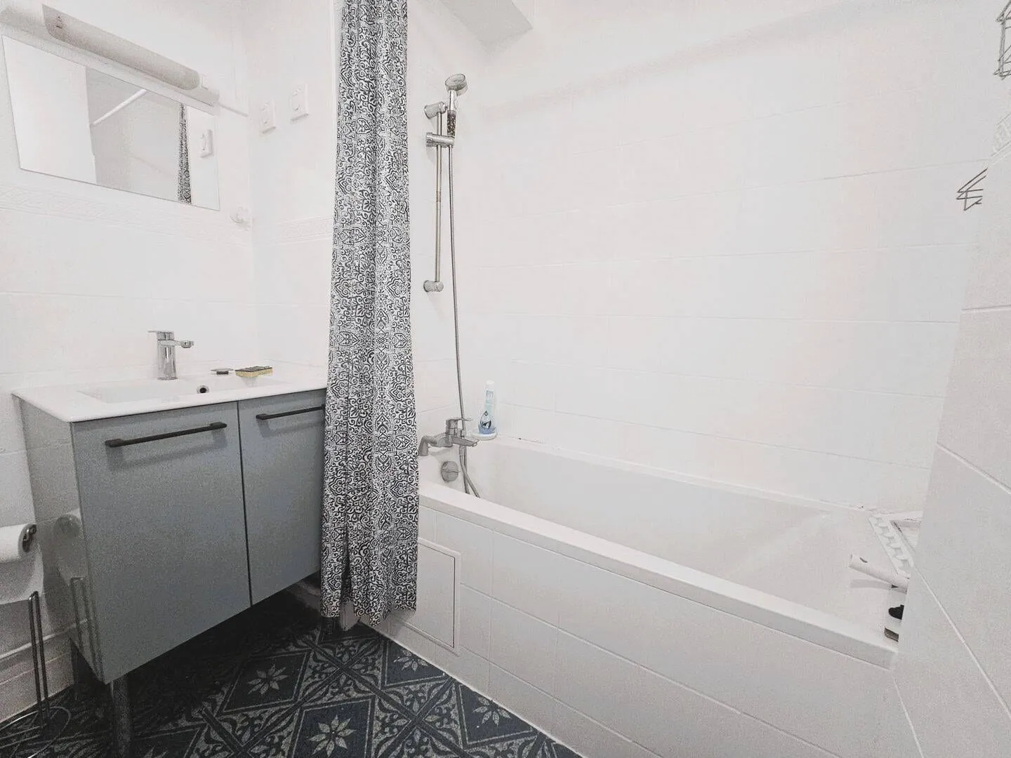 Salle de bains avec baignoire