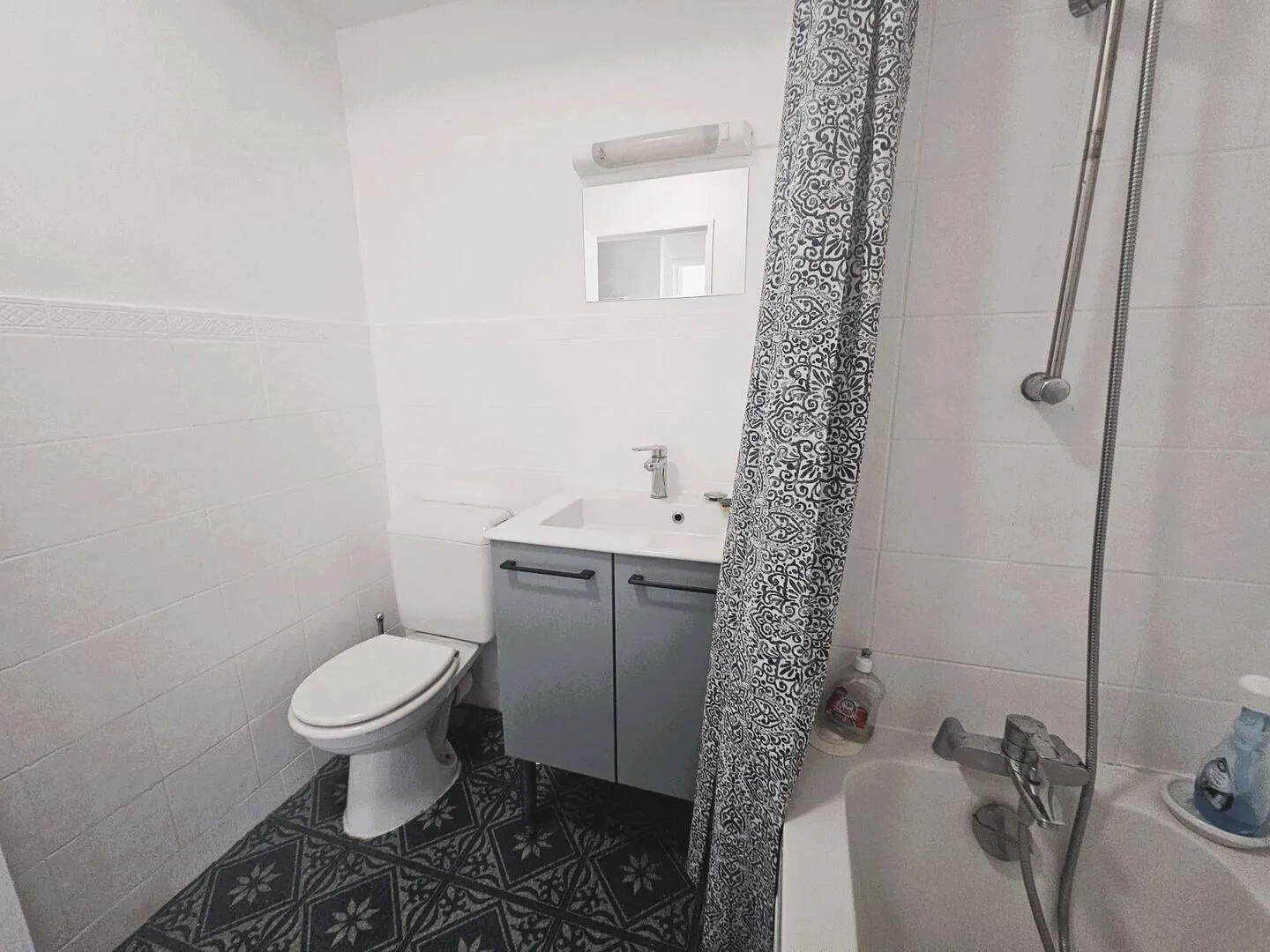 WC avec lavabo et miroir