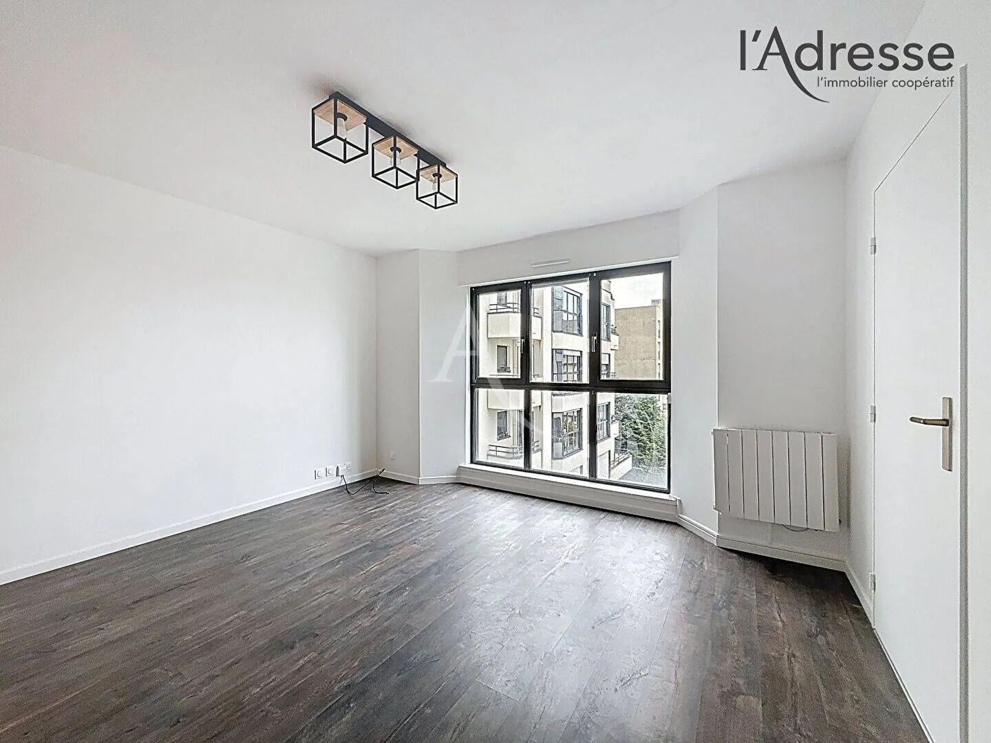 Pièce de vie lumineuse avec parquet