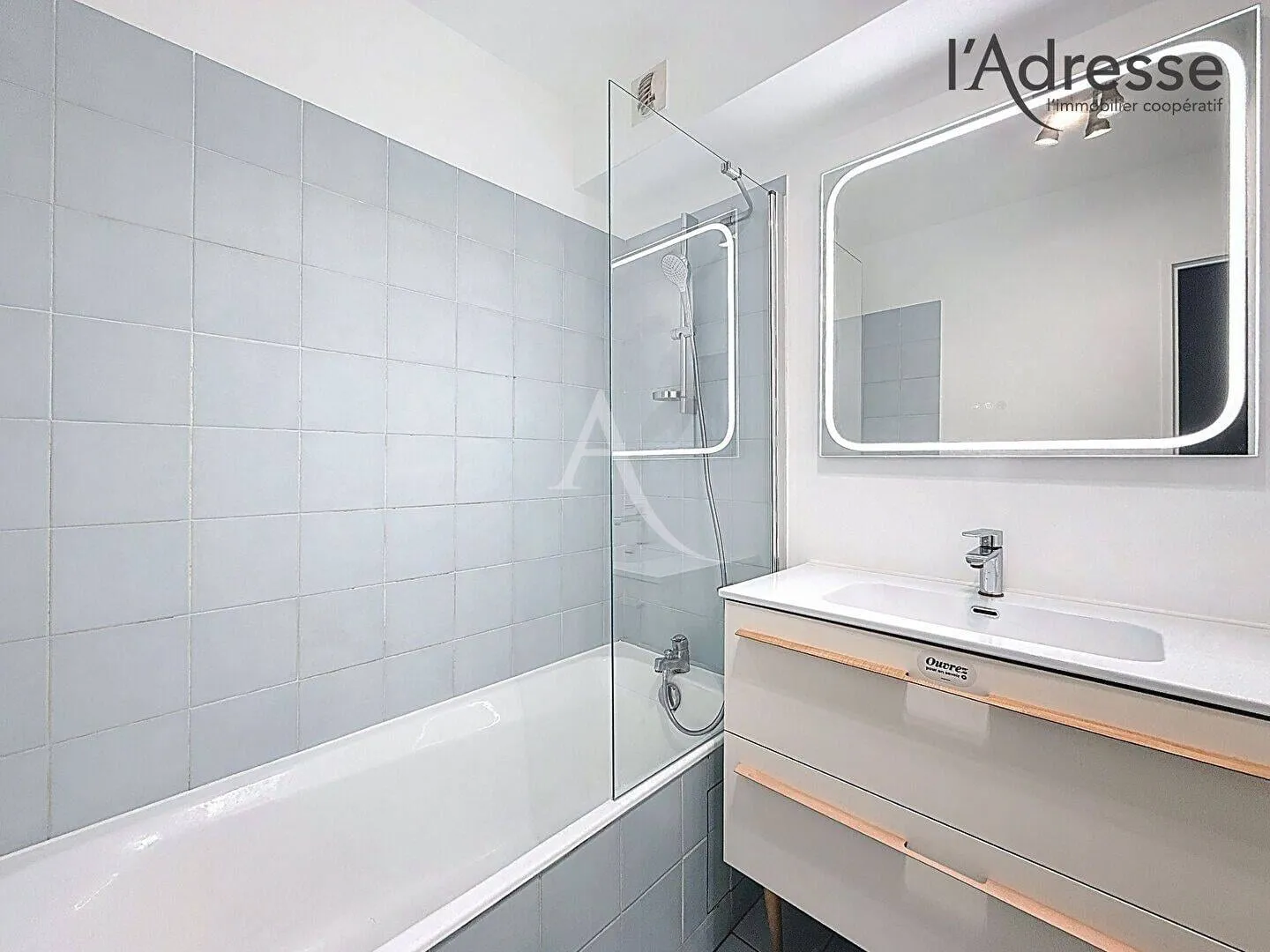 Salle de bains avec baignoire et vasque