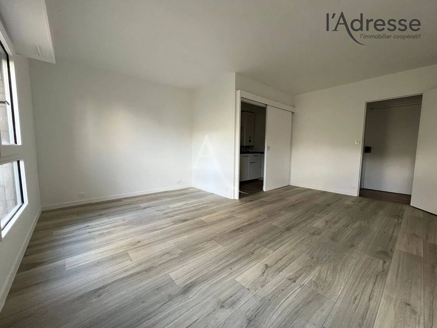 Pièce de vie avec parquet et fenêtre
