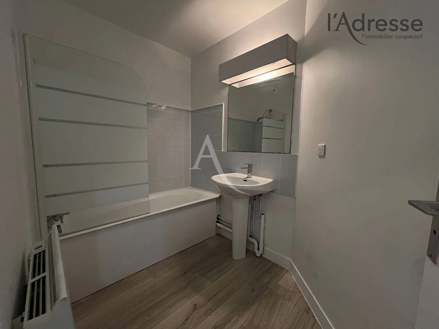 Salle de bains avec vasque et miroir