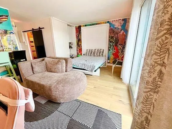 Couchage séparé par une cloison décorative