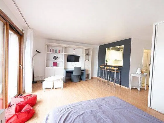 Espace nuit avec rangements et miroir