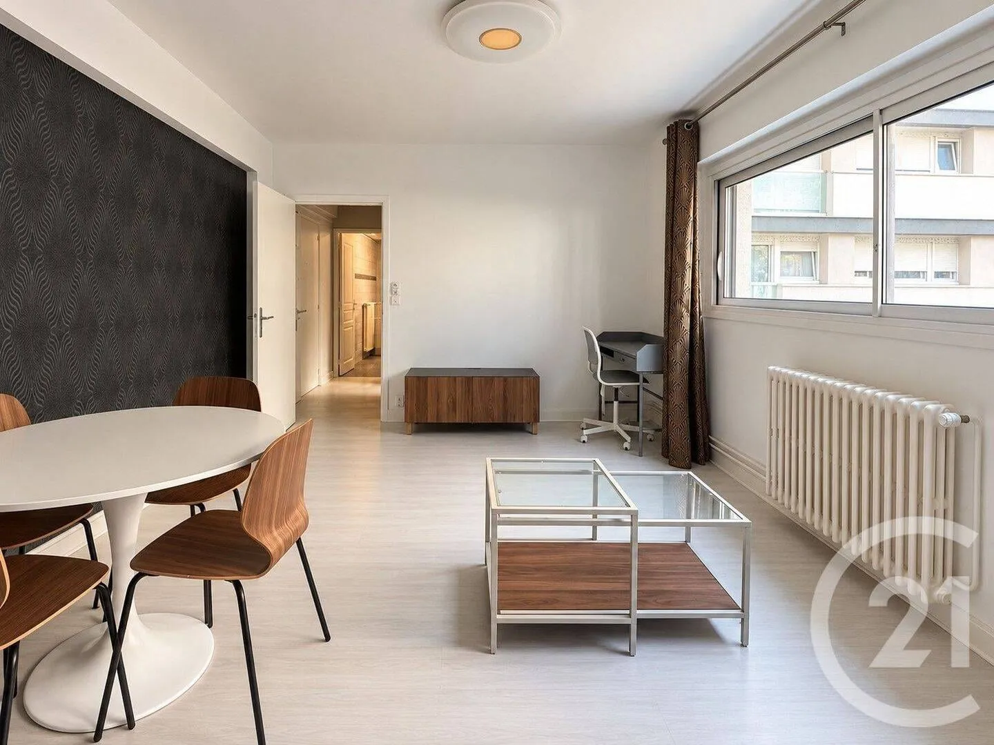 Pièce de vie avec table et chaises