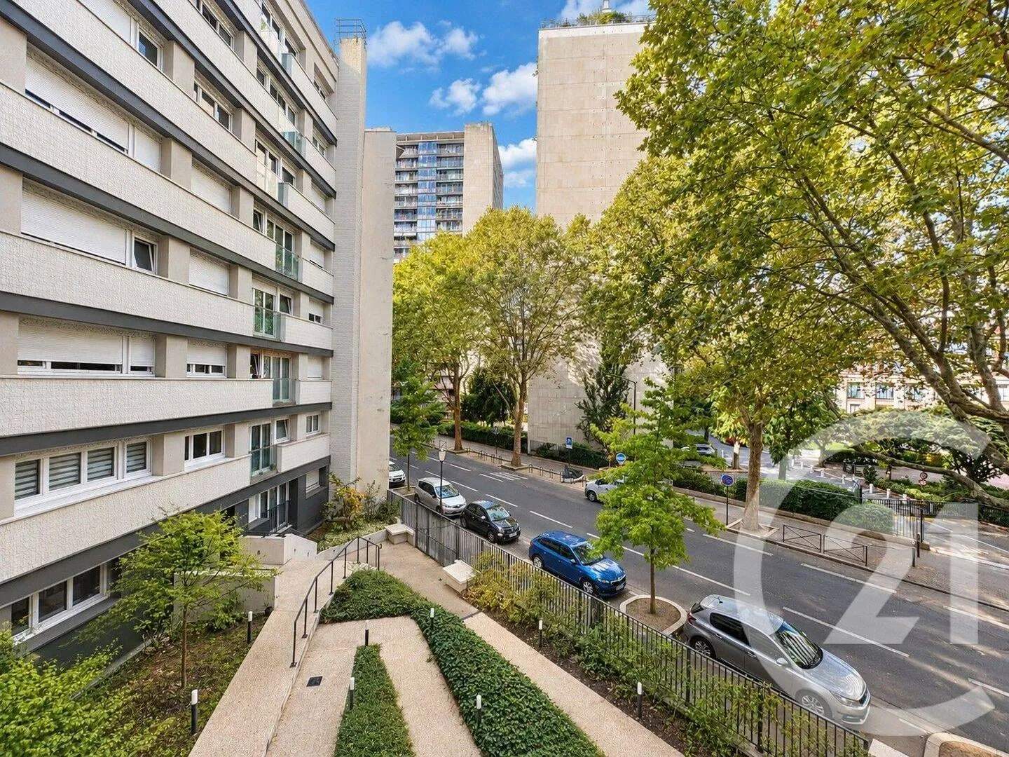 Façade de la résidence et arbres de la rue