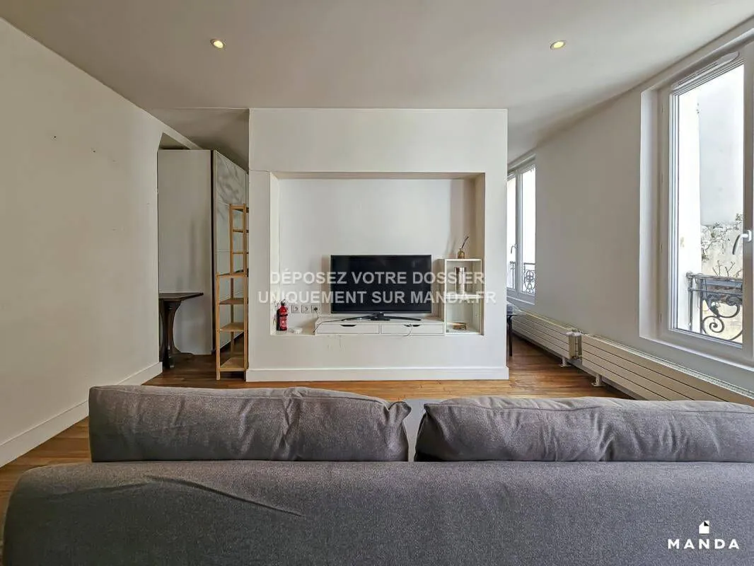Pièce de vie et grandes fenêtres