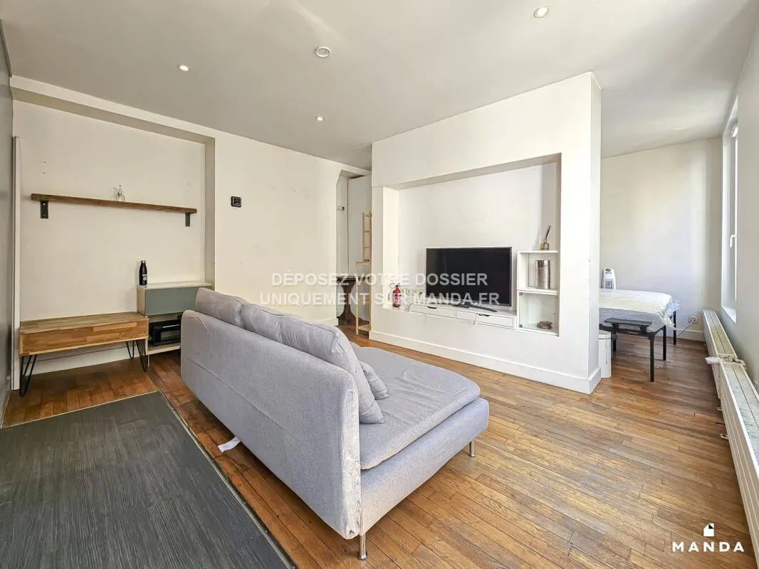 Séjour avec canapé et parquet