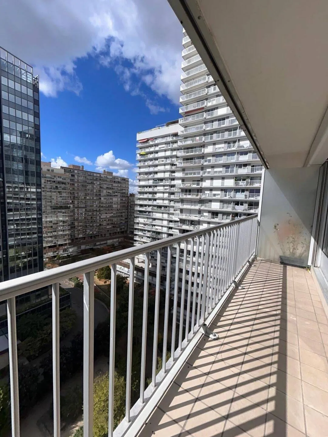 Balcon avec vue sur les tours voisines