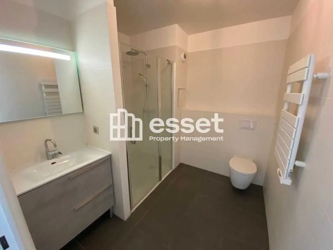 Salle de douche avec vasque et sèche-serviettes